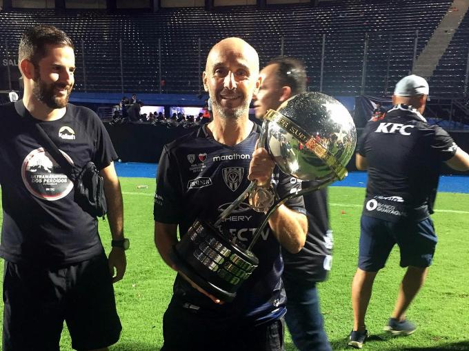 José Luaces con la Copa Sudamericana, el máximo logro de su carrera.