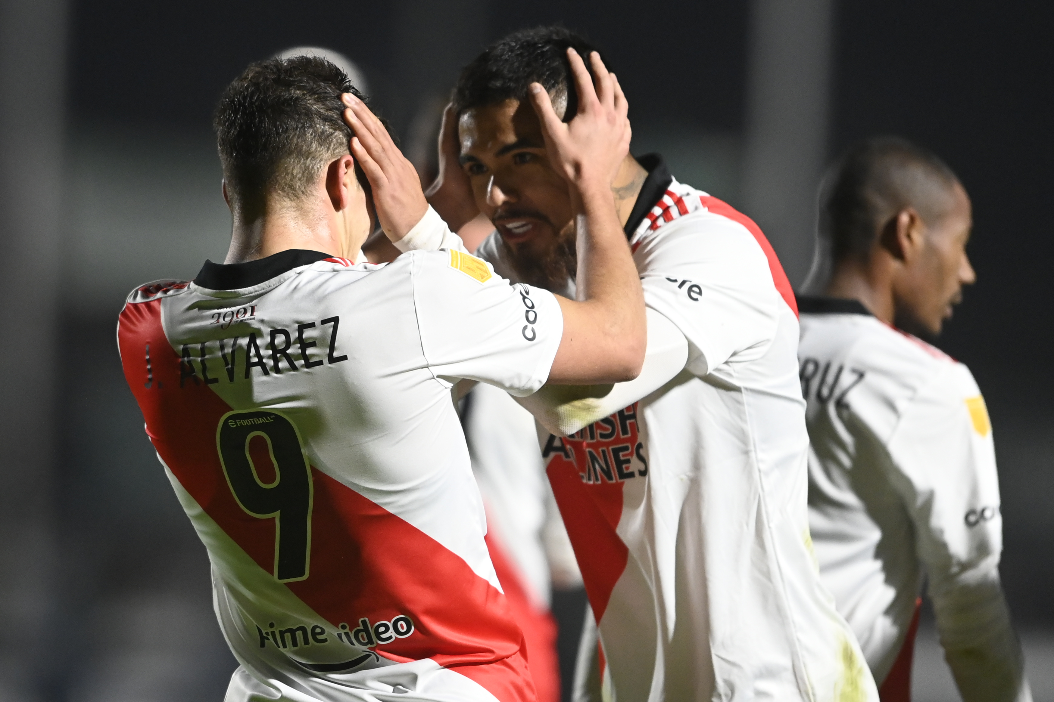 Julián Álvarez celebra uno de sus goles junto a Paulo Díaz.