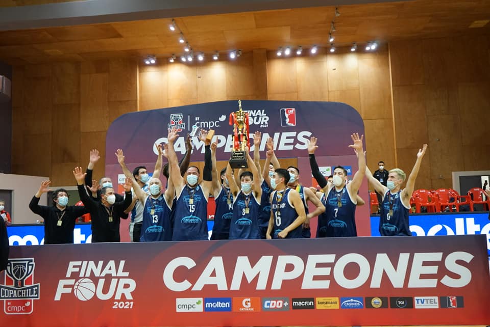 La celebración de los jugadores de Atlético Puerto Varas, tras quedarse con la Copa Chile. FOTO: LNB.