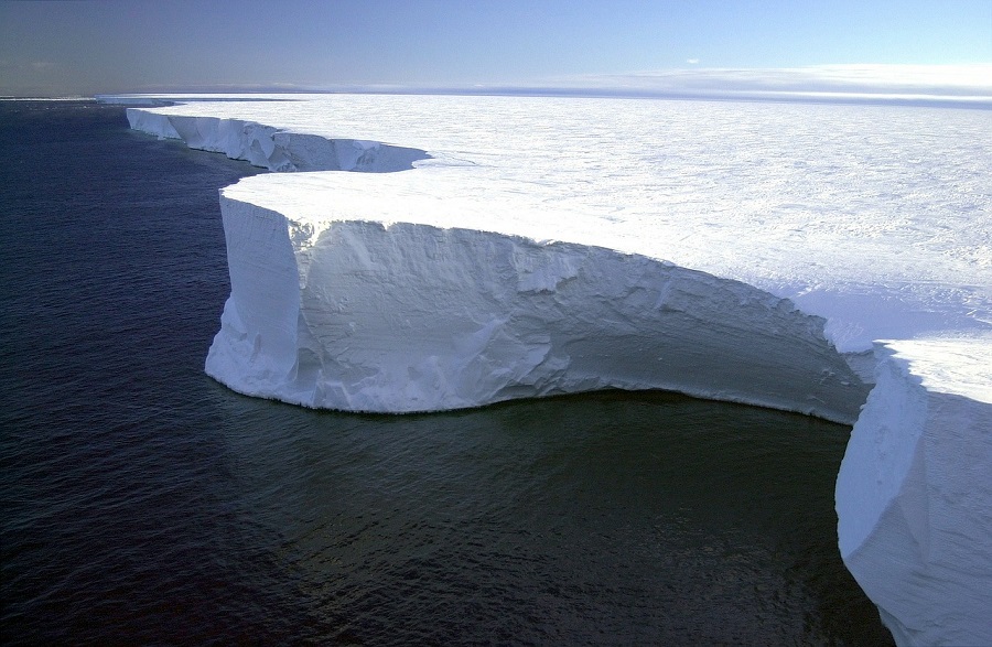El iceberg más grande del mundo entra en movimiento - La Tercera
