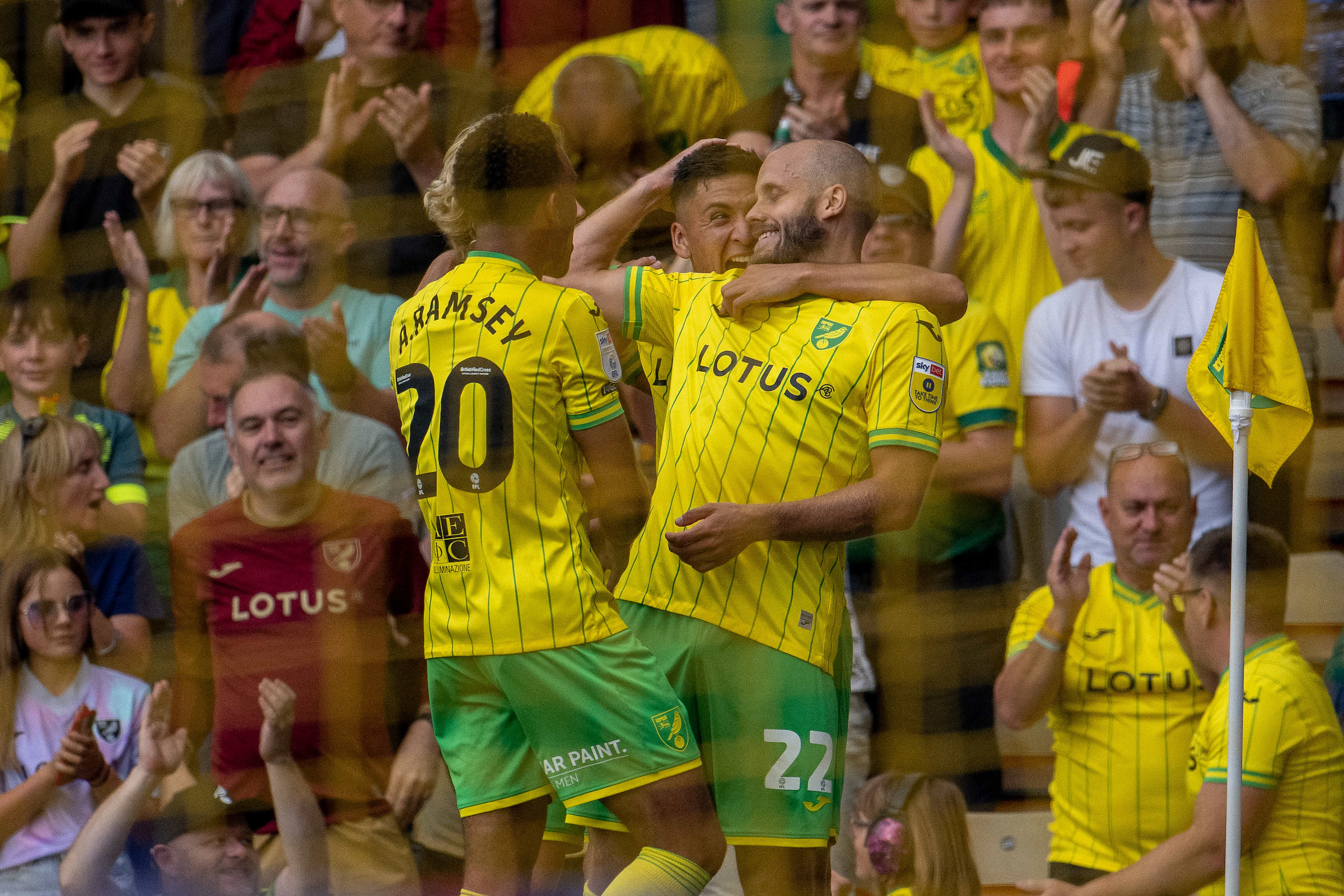 Marcelino Núñez festeja junto a Team Pukki y Aaron Ramsey la apertura de la cuenta.