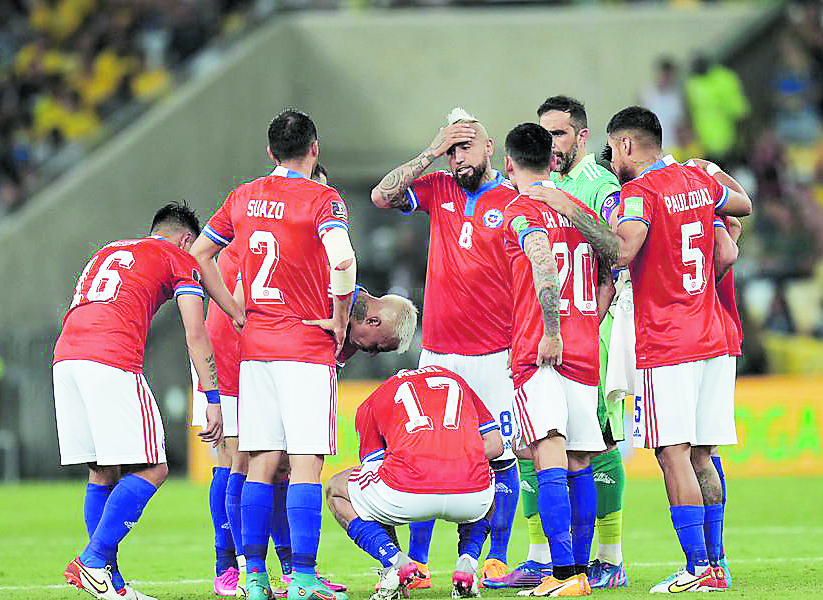 Los jugadores de Chile, durante la derrota ante Brasil.