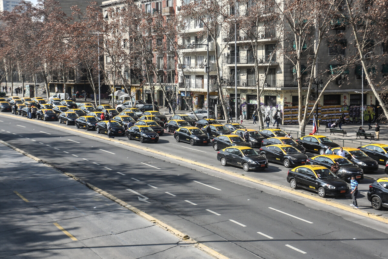 Taxistas convocados por redes sociales se manifiestan contra las alzas en la calzada sur de la Alameda y contra el tránsito
FOTO: DIEGO MARTIN/AGENCIAUNO