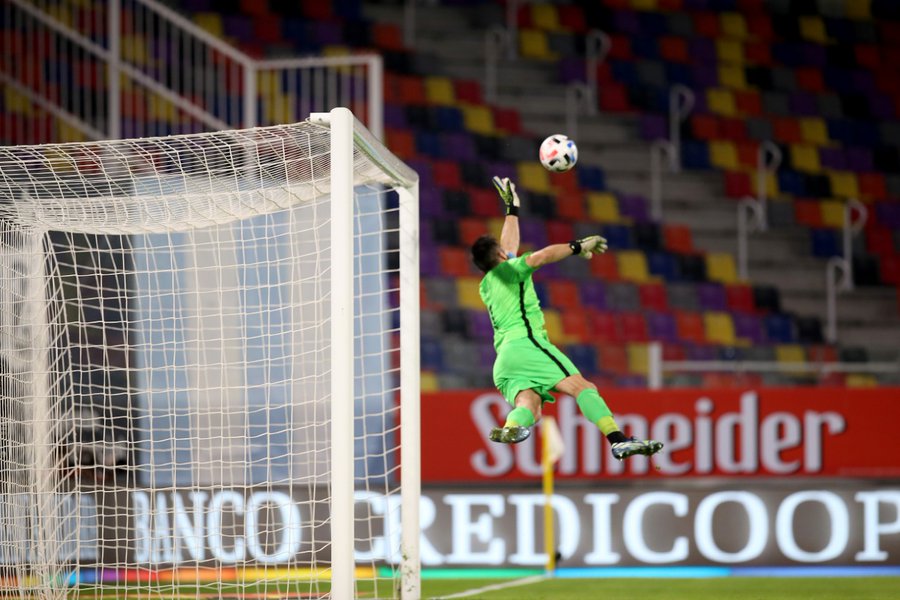 El instante preciso en que la mano izquierda de Claudio Bravo llega al balón para evitar el gol de Messi