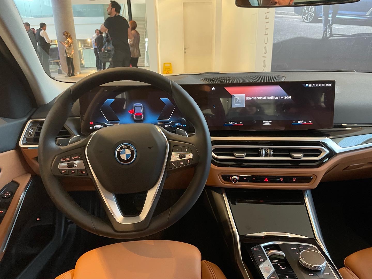 Nuevo BMW Serie 3 2023: actualización estética, interior renovado y versión  eléctrica - Autofácil