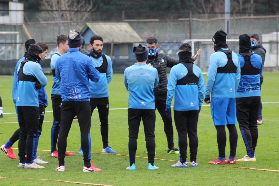 Eliminatorias: Uruguay ya entrena con la mayoría de los jugadores  preparando el debut