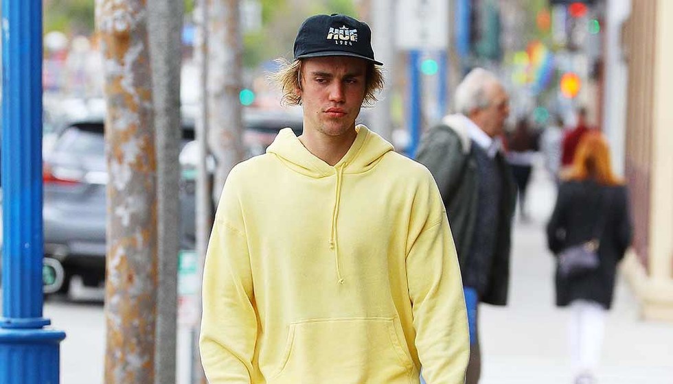 justin-bieber-triste-sudadera-amarilla-calles-angeles-980x560