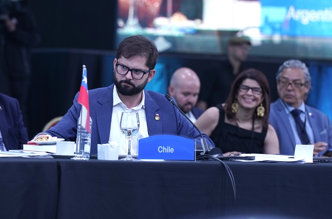 Desde “desafortunada” intervención, hasta “poca destreza” internacional: las reacciones en Perú a declaraciones de Boric en la Celac