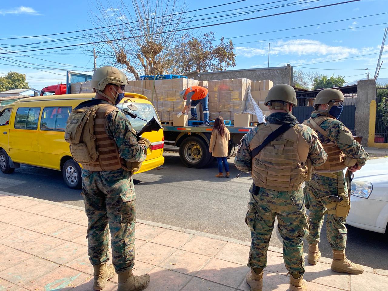 Entrega de alimentos en Quinta Normal. Esta se desarrolla bajo custodia militar.