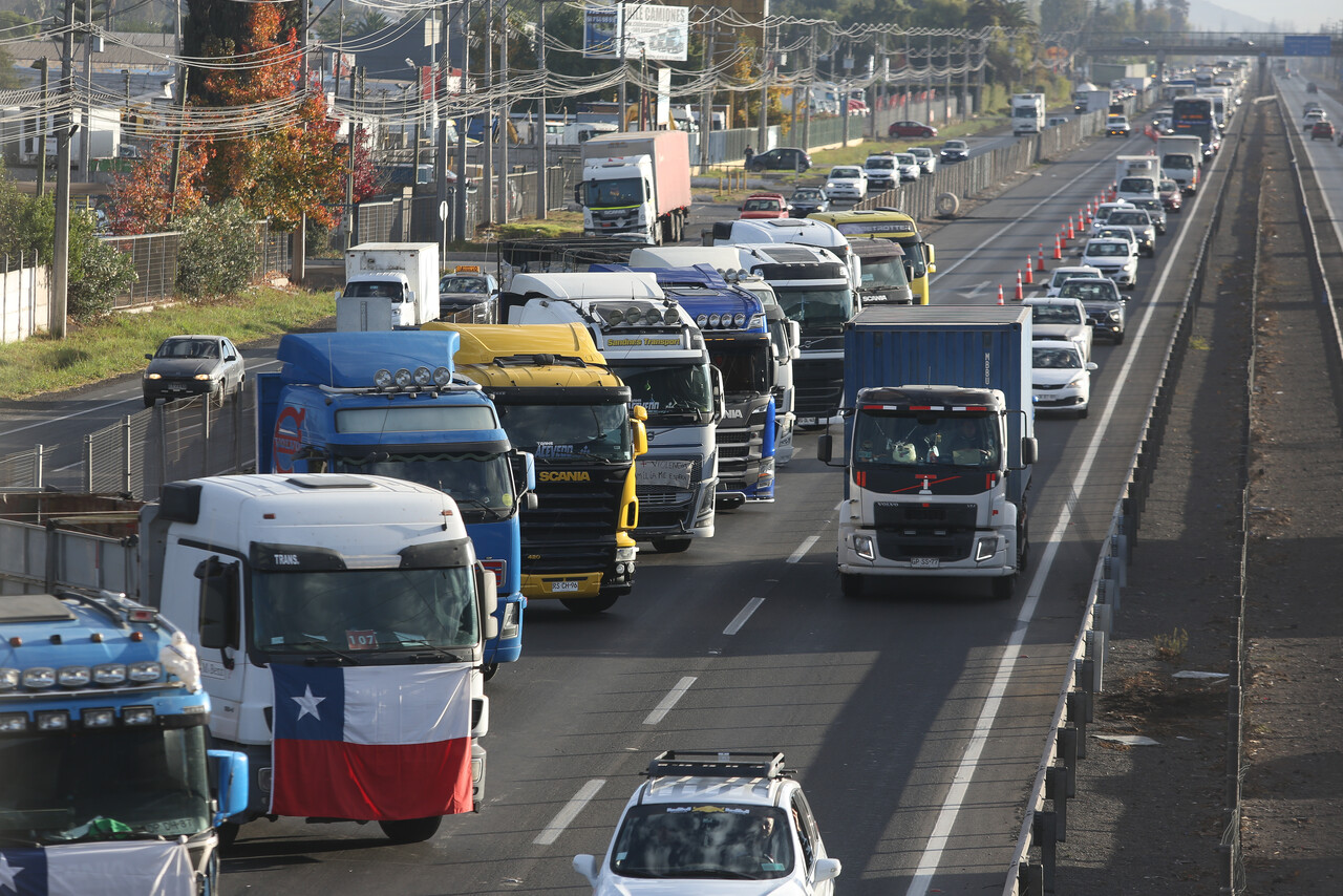 Gremio de Camioneros paralizan funciones y bloquean parte de la ruta 5 sector Buin-Paine km 41 por la alzas de combustible y exigiendo mayor seguridad