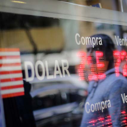 Dólar registra fuerte alza y se acerca a su máximo histórico previo a reunión de la Fed