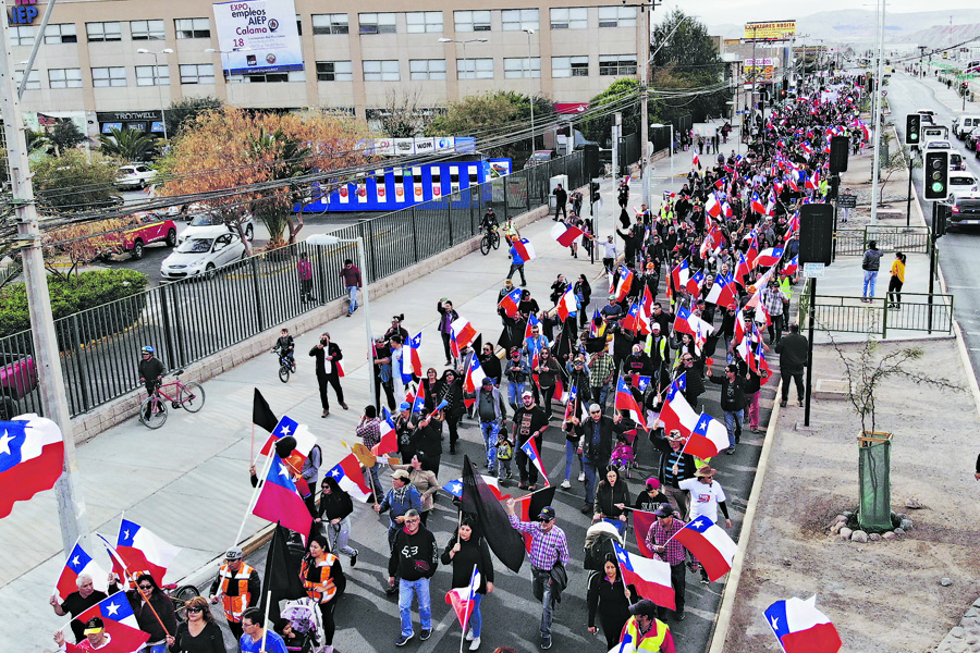 Marcha de trabajadores y familiares de mineros de Chuquicamata