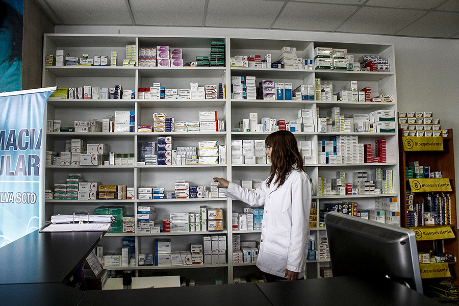 14.10.2016 Empleada de la Farmacia Popular de Recoleta parada fr