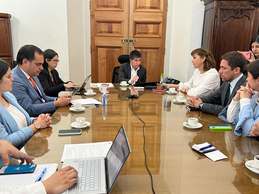 El subsecretario Manuel Monsalve en reunión con legisladores de la Región de Ñuble.