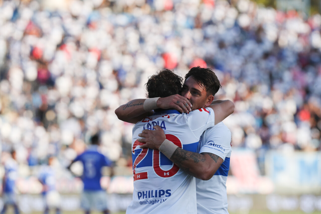 Zampedri abraza a Tapia tras el 2-0 de la UC. FOTO: AGENCIAUNO