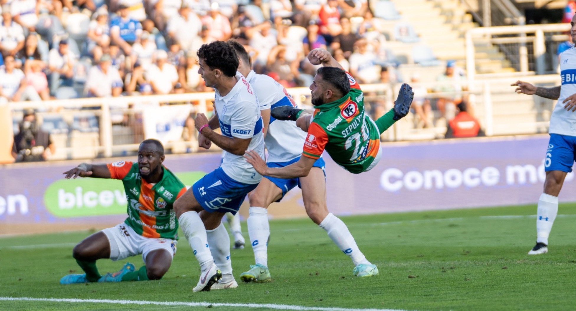 La UC y Cobresal se miden en una guerra de goles.