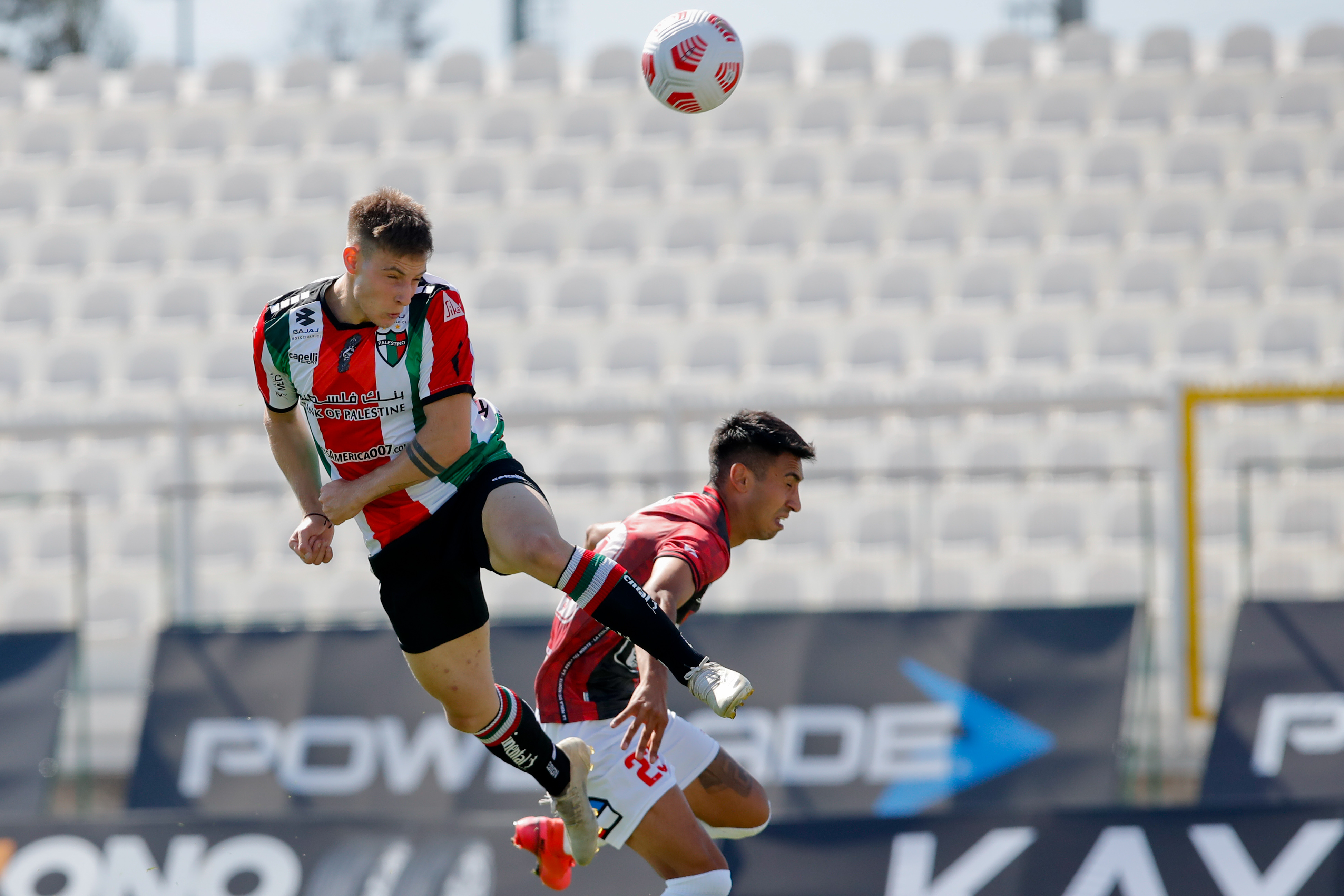 Bruno Barticcioto, hijo del exjugador de Colo Colo, cabecea durante el partido entre Palestino y Deportes Antofagasta. Foto: AgenciaUno.