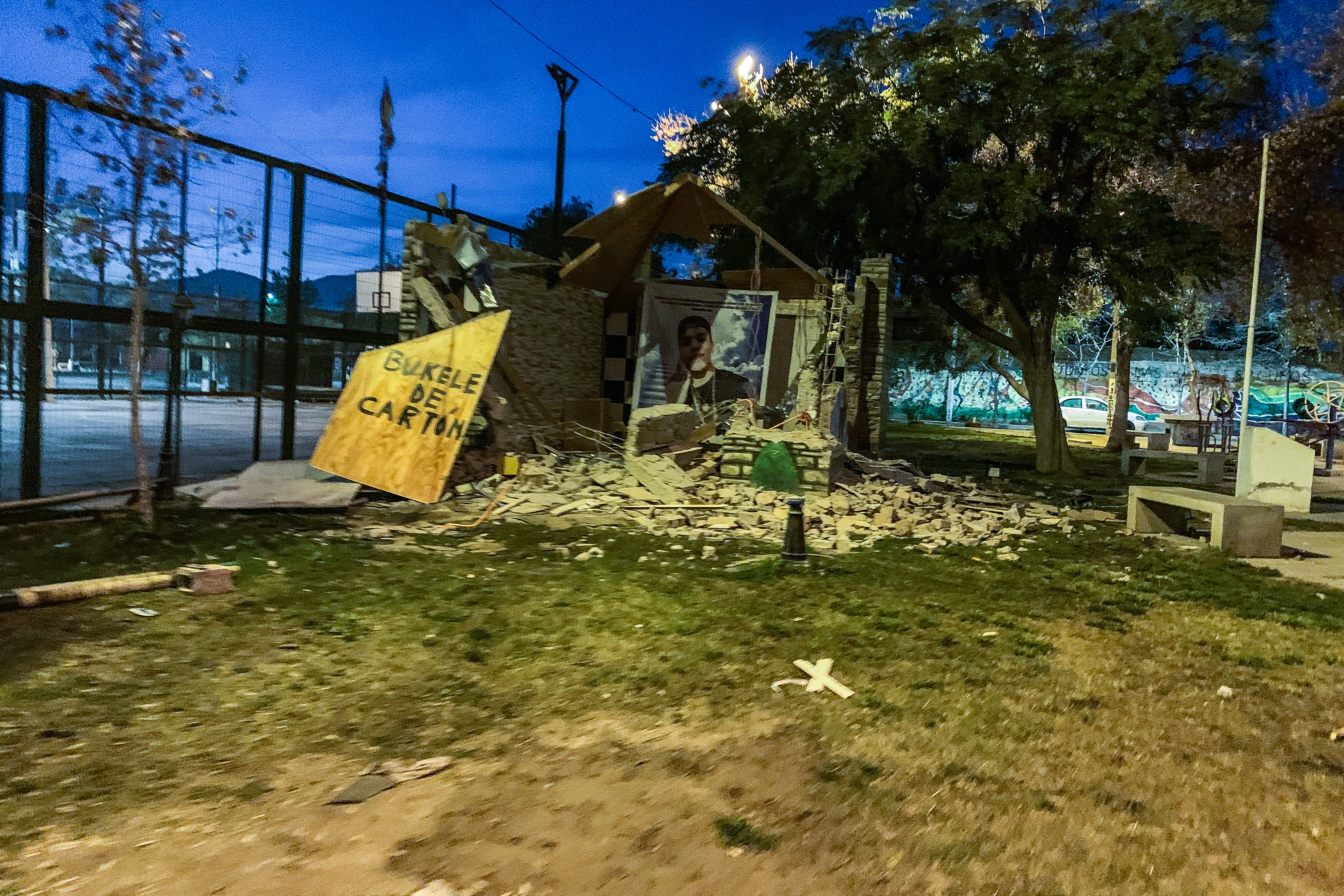 En horas de la madrugada fue demolido por amigos y familiares de "Los Marchant", el mausoleo ubicado en Salvador Allende.