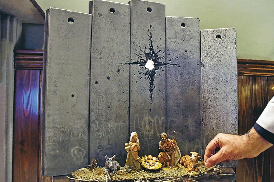Crítico, efímero y misterioso: el arte de Banksy que llega a Chile