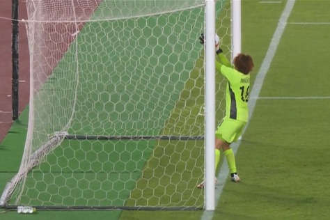 El balón, dentro de la portería, en el partido entre Japón y Chile.