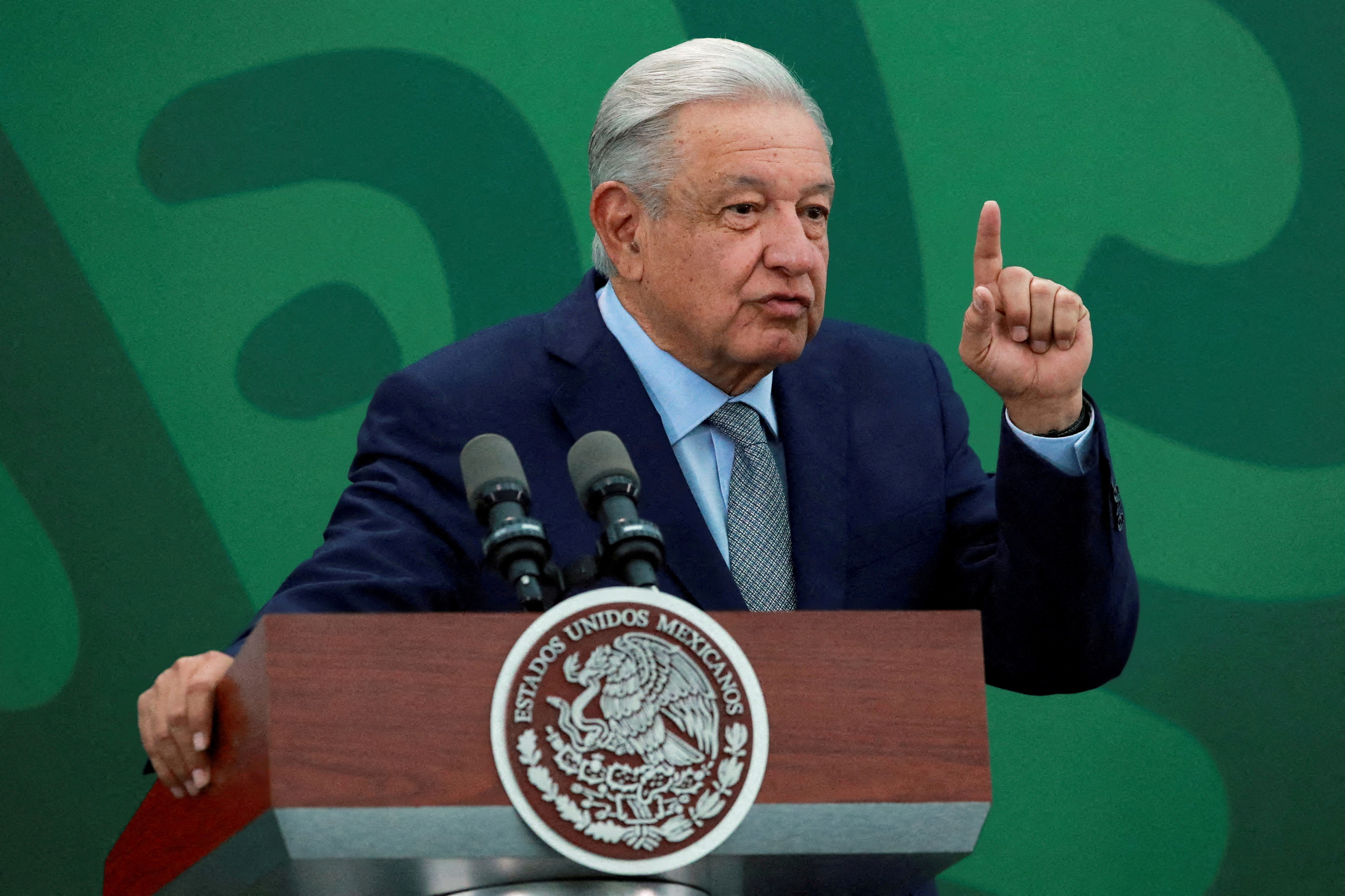 Columna de Enrique Krauze Los fastidiosos cr ticos de AMLO La