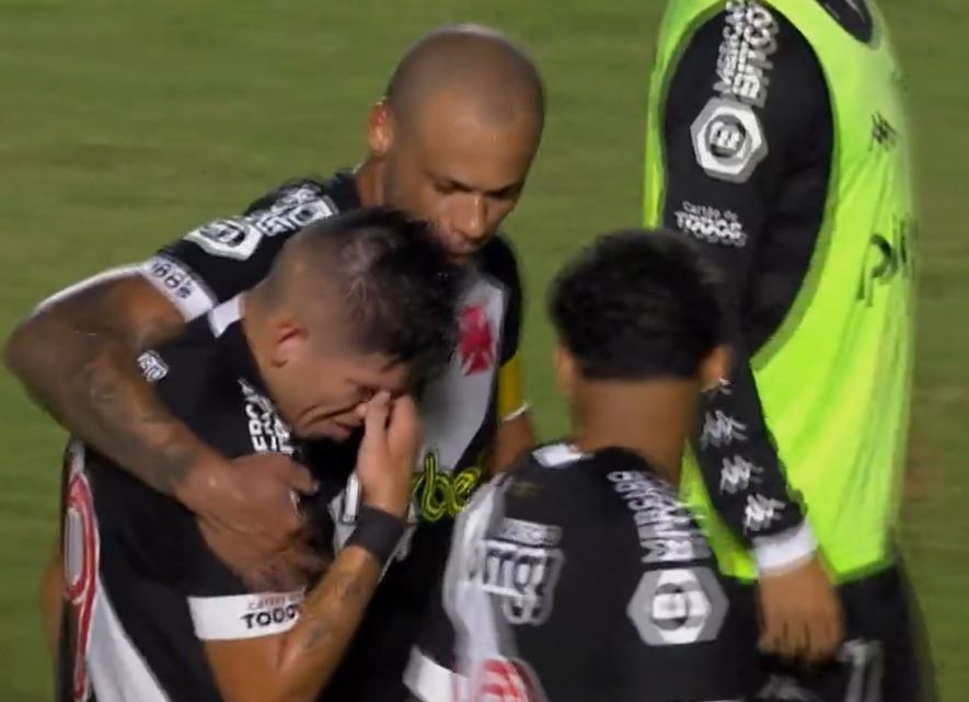 Carlos Palacios es consolado por el capitán de Vasco da Gama tras el partido.