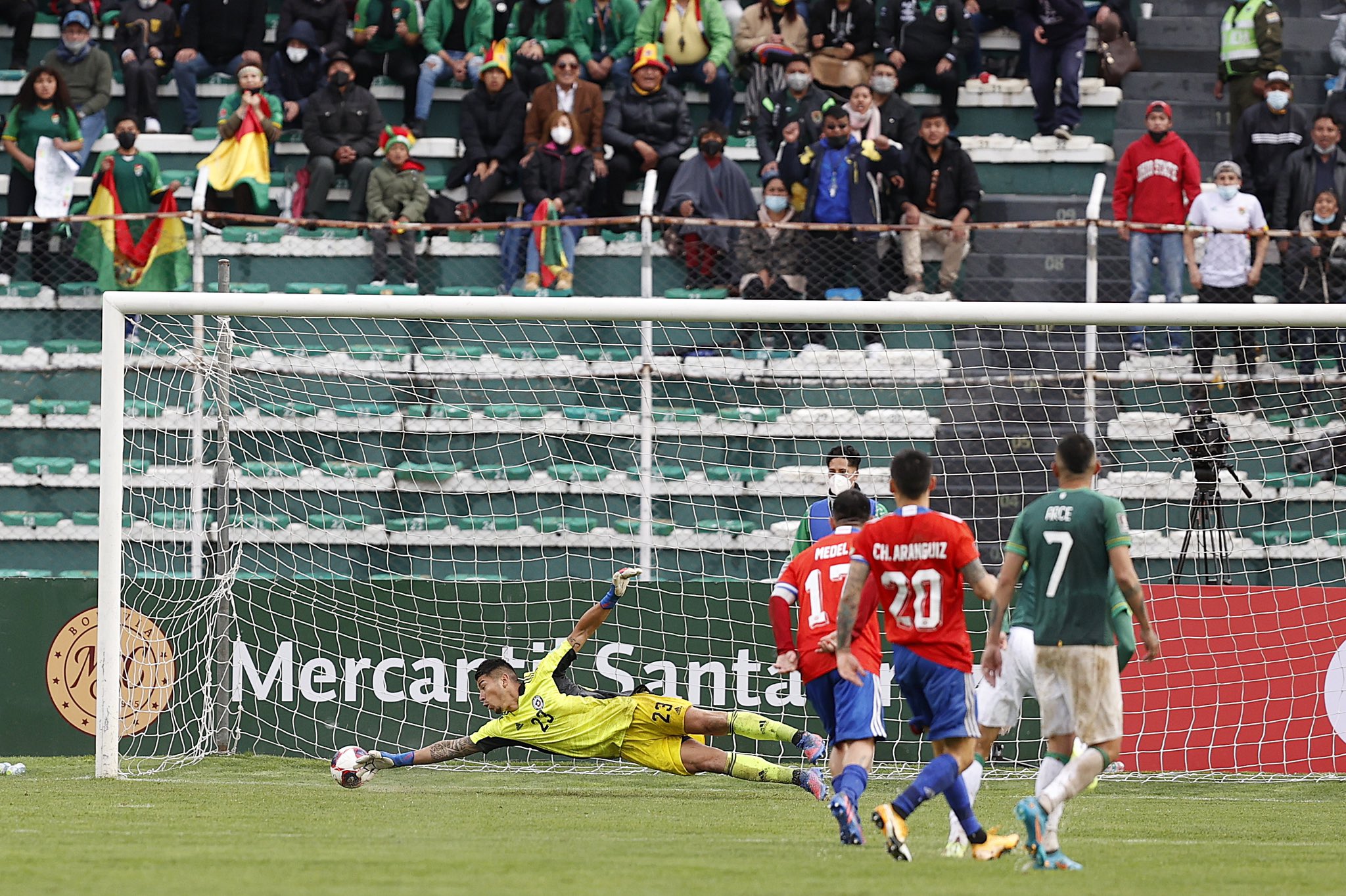 Brayan Cortés, en una de sus atajadas ante Bolivia