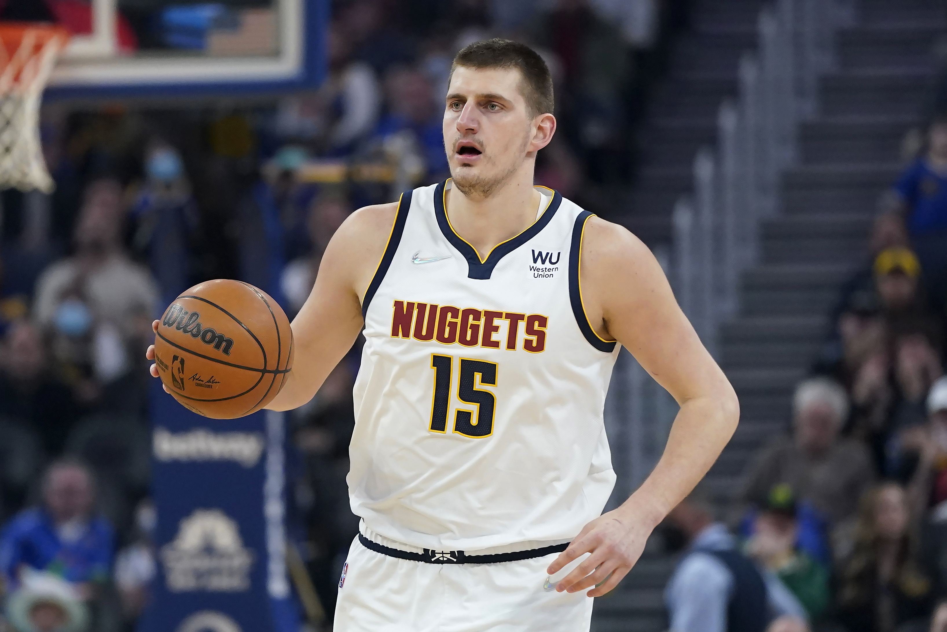 Nikola Jokic leva prêmio de MVP da NBA pela 2ª vez consecutiva