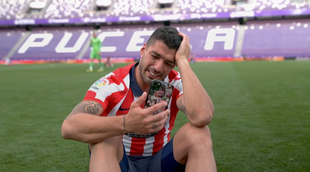 Luis Suárez llora sobre el campo del Real Valladolid mientras habla con su familia tras ganar la liga española. Foto: Captura de pantalla.