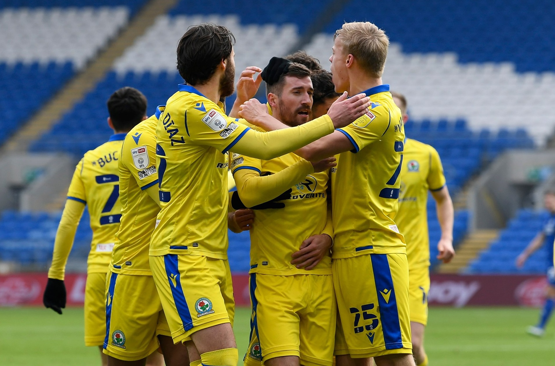 Brereton celebra el gol del Blackburn junto a sus compañeros. Foto: @Rovers / Twitter.