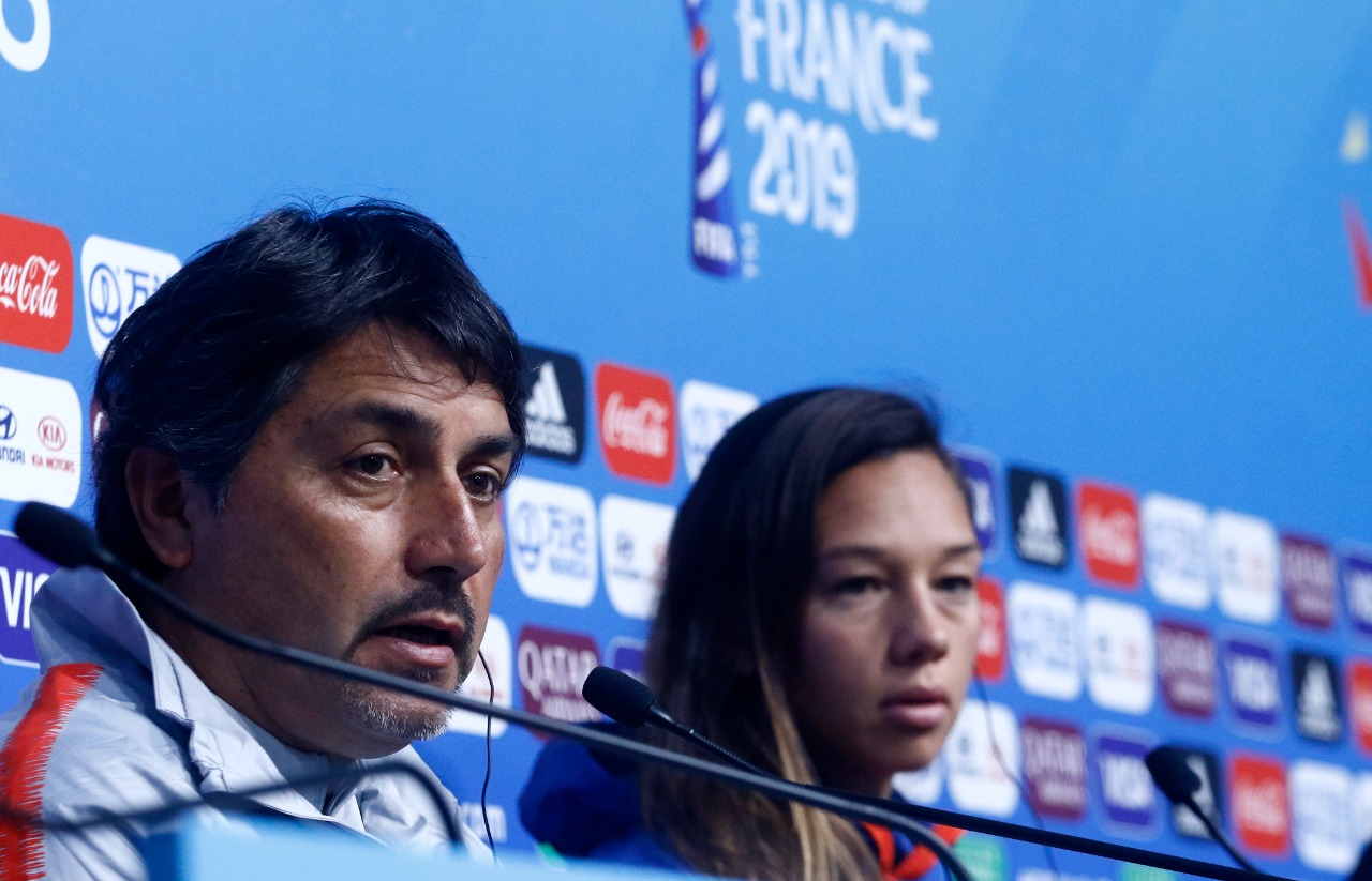 El técnico de la Selección, José Letelier, y la capitana, Christiane Endler.