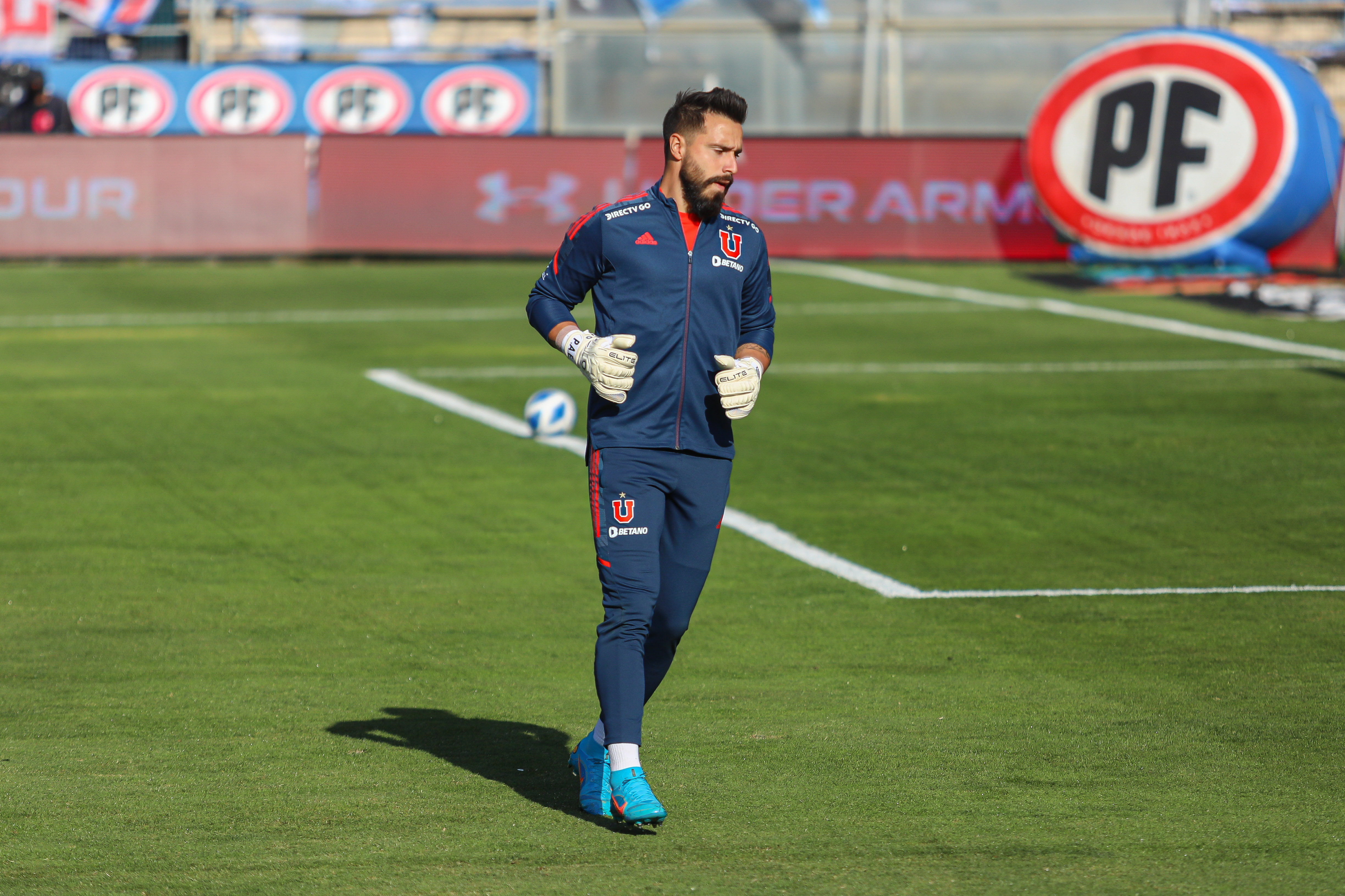 Hernán Galíndez realiza trabajo de precompetencia, durante el partido valido por la octava fecha del Campeonato Nacional AFP PlanVital 2022, entre Universidad Catolica y Universidad de Chile, disputado en el Estadio San Carlos de Apoquindo.