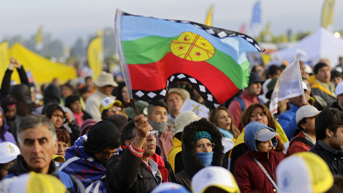 bandera mapuche en misa