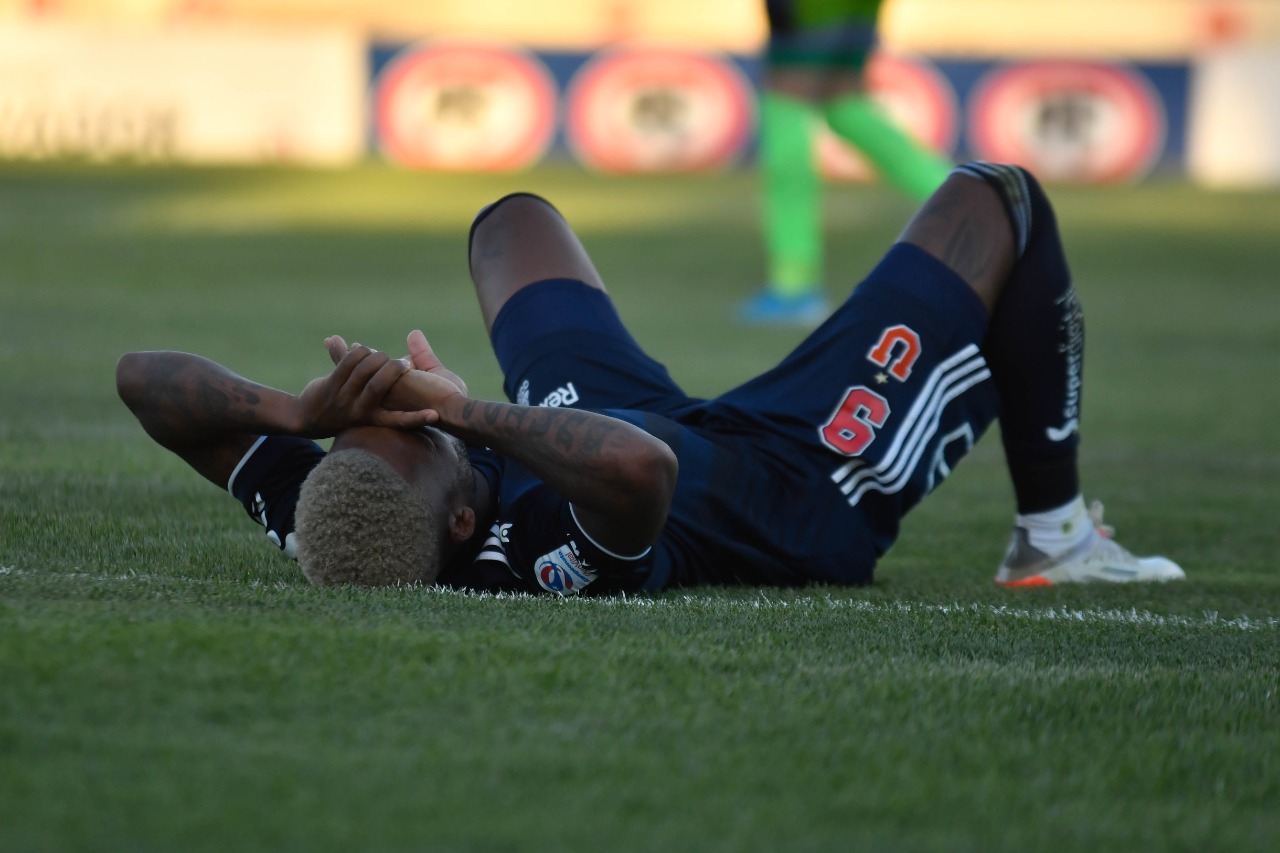 Junior Fernandes tendido en el pasto del estadio El Cobre