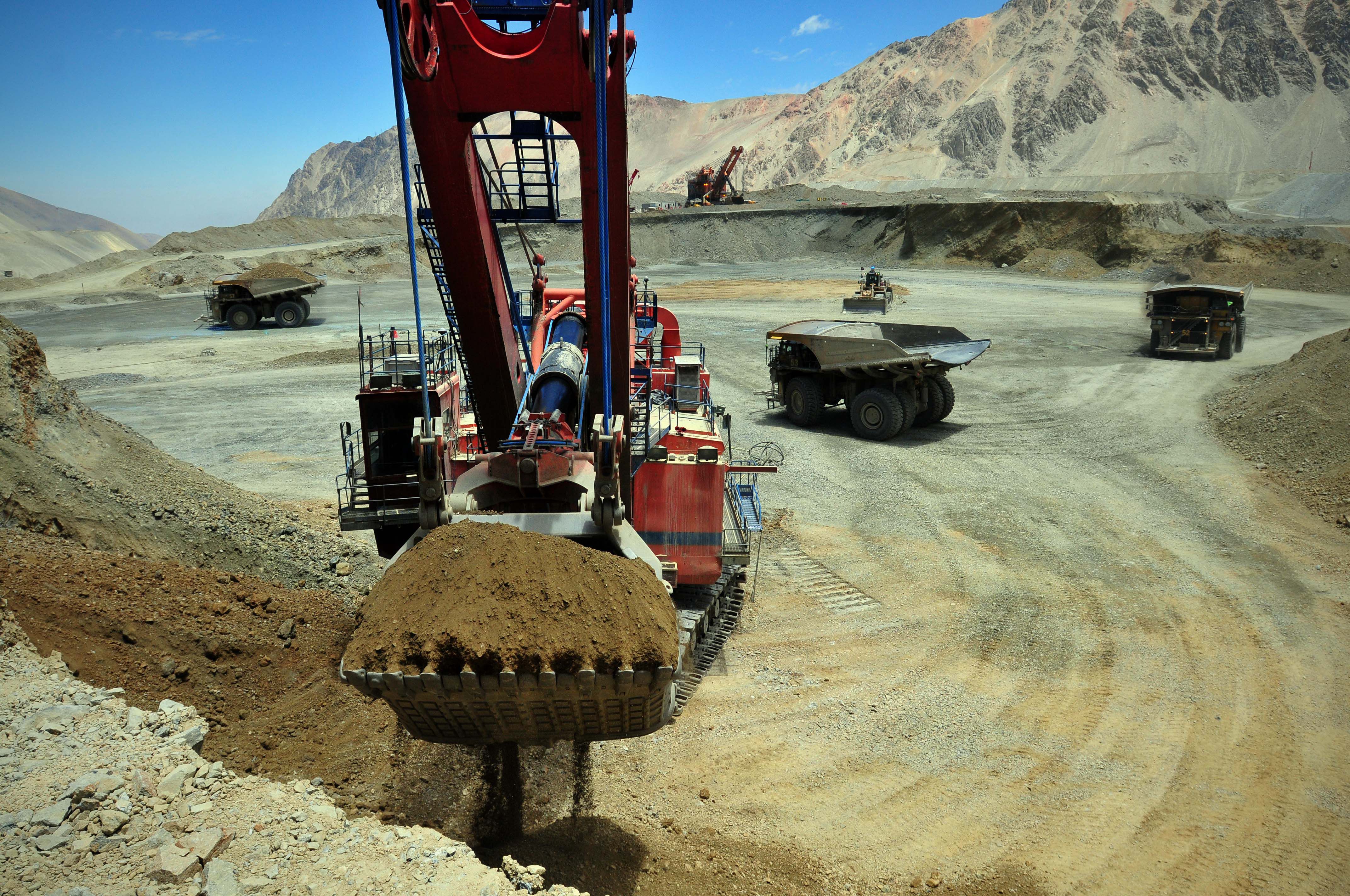 Economía registra sorpresivo crecimiento en enero impulsada por los servicios y la minería