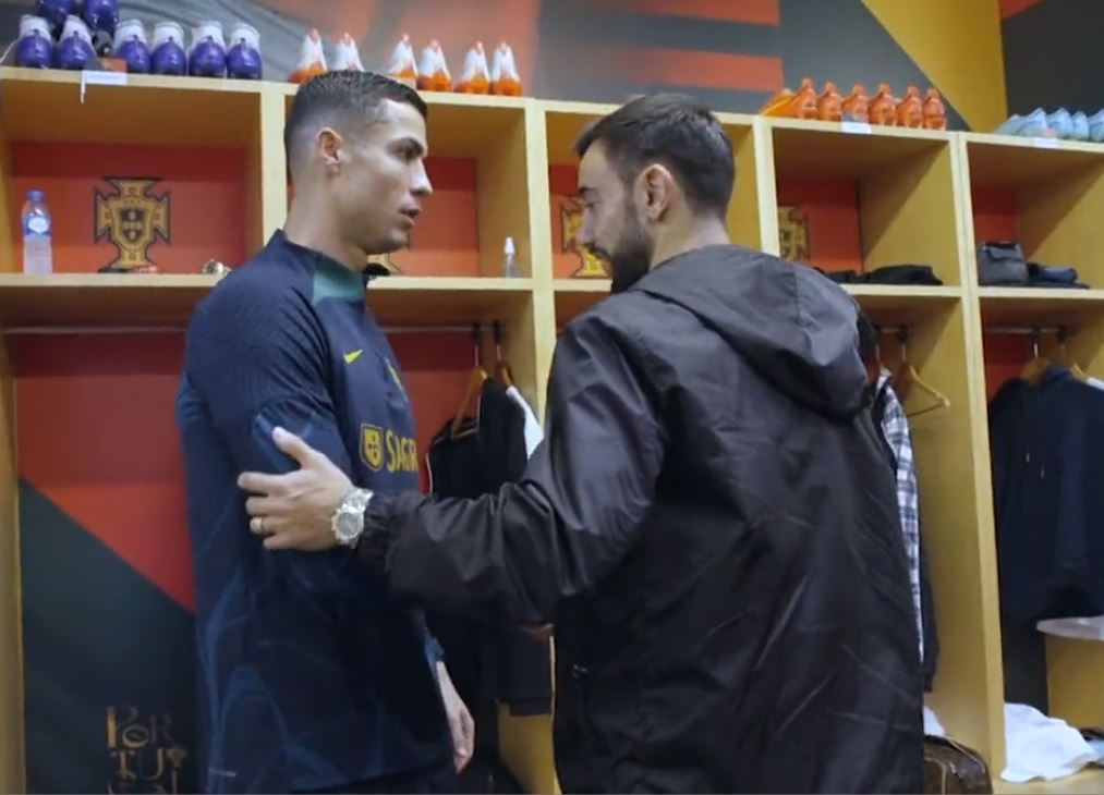 El encuentro entre Cristiano Ronaldo y Bruno Fernandes en el camarín de Portugal.