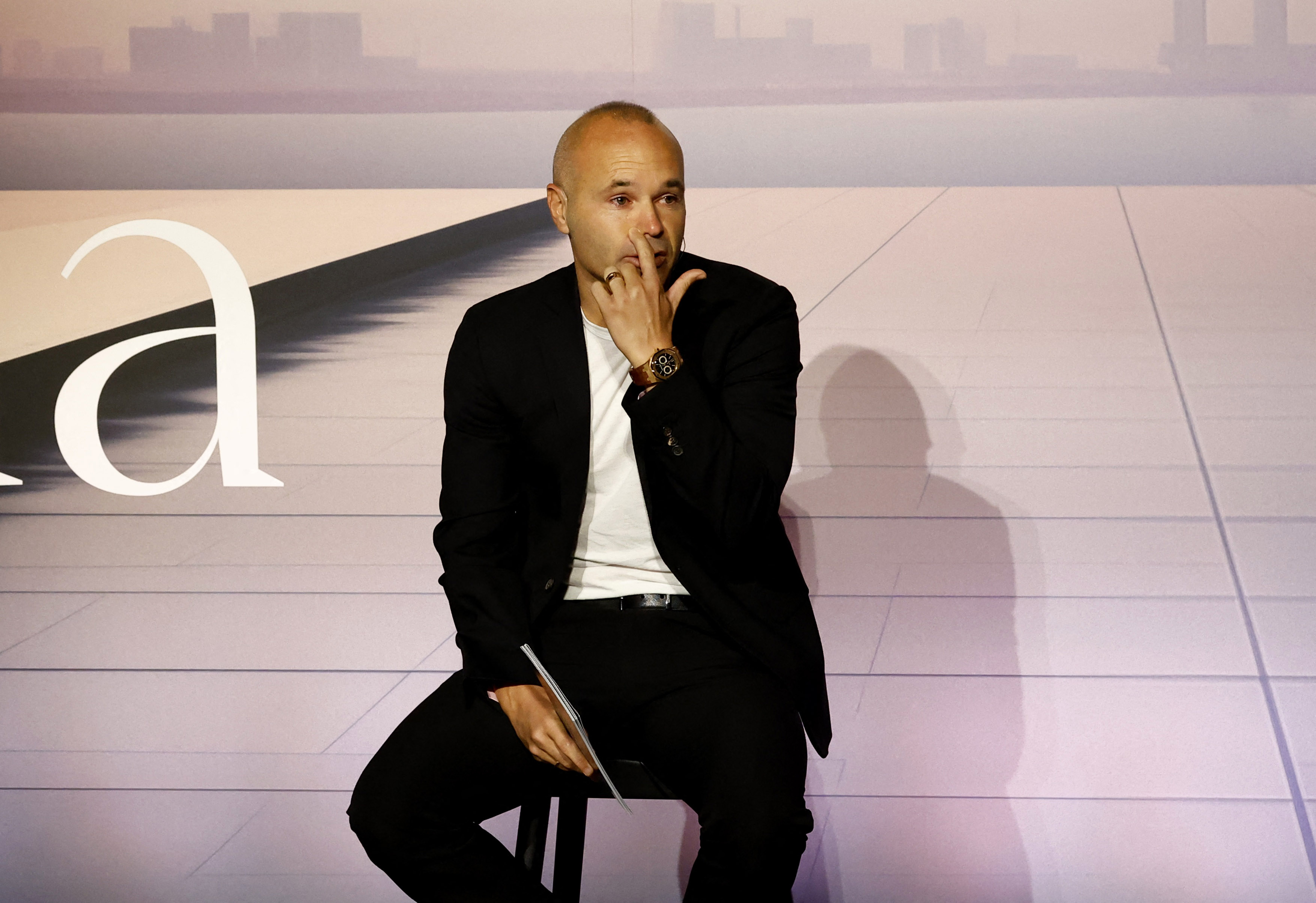 Entre lágrimas y repasando su carrera: Andrés Iniesta anuncia su