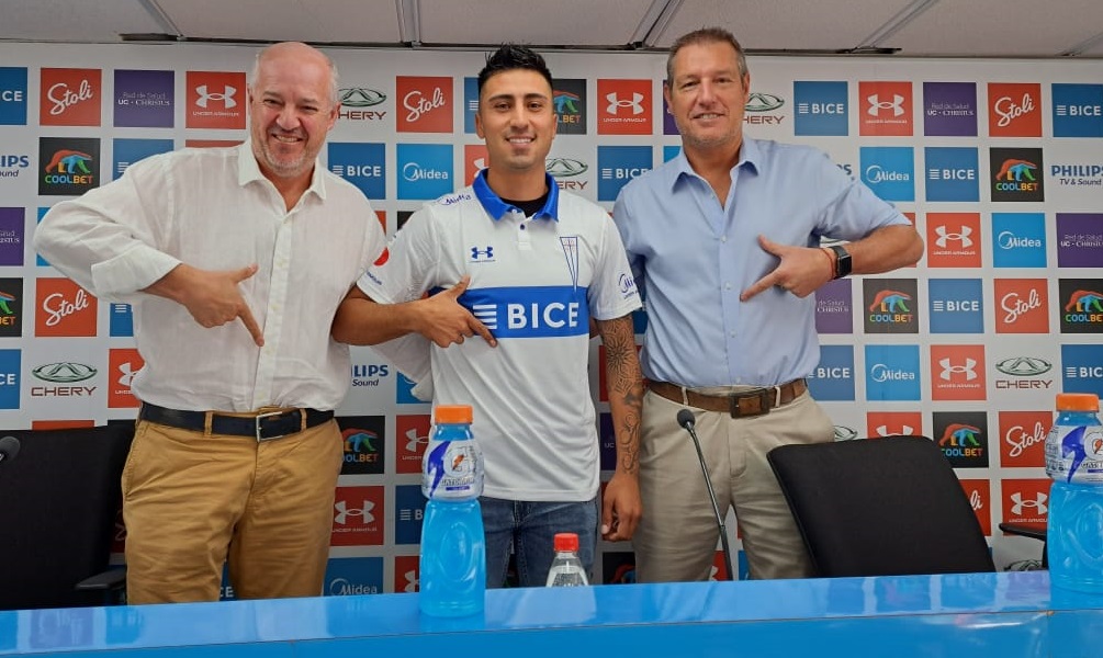 Byron Nieto posa con la camiseta de la UC, junto a José María Buljubasich y Juan Tagle.