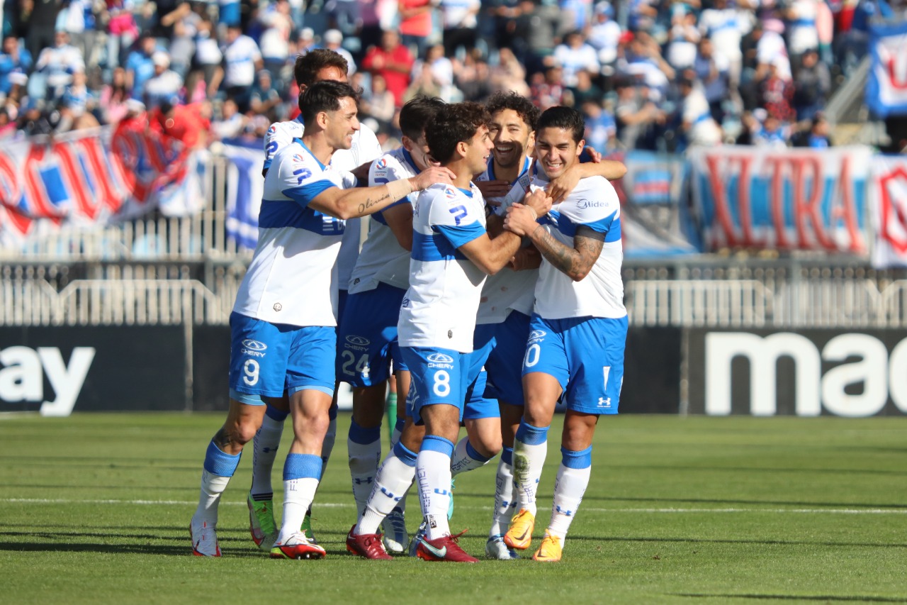 Los jugadores de la UC festejan junto a Felipe Gutiérrez.