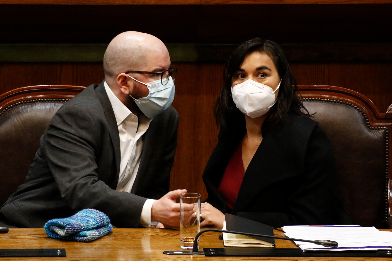 Los ministros Giorgio Jackson (i) y Izkia Siches (d), durante la Sesión de la Cámara de Diputados, que debate el veto presidencial al proyecto de infraestructura crítica.
FOTO: LEONARDO RUBILAR CHANDIA/AGENCIAUNO