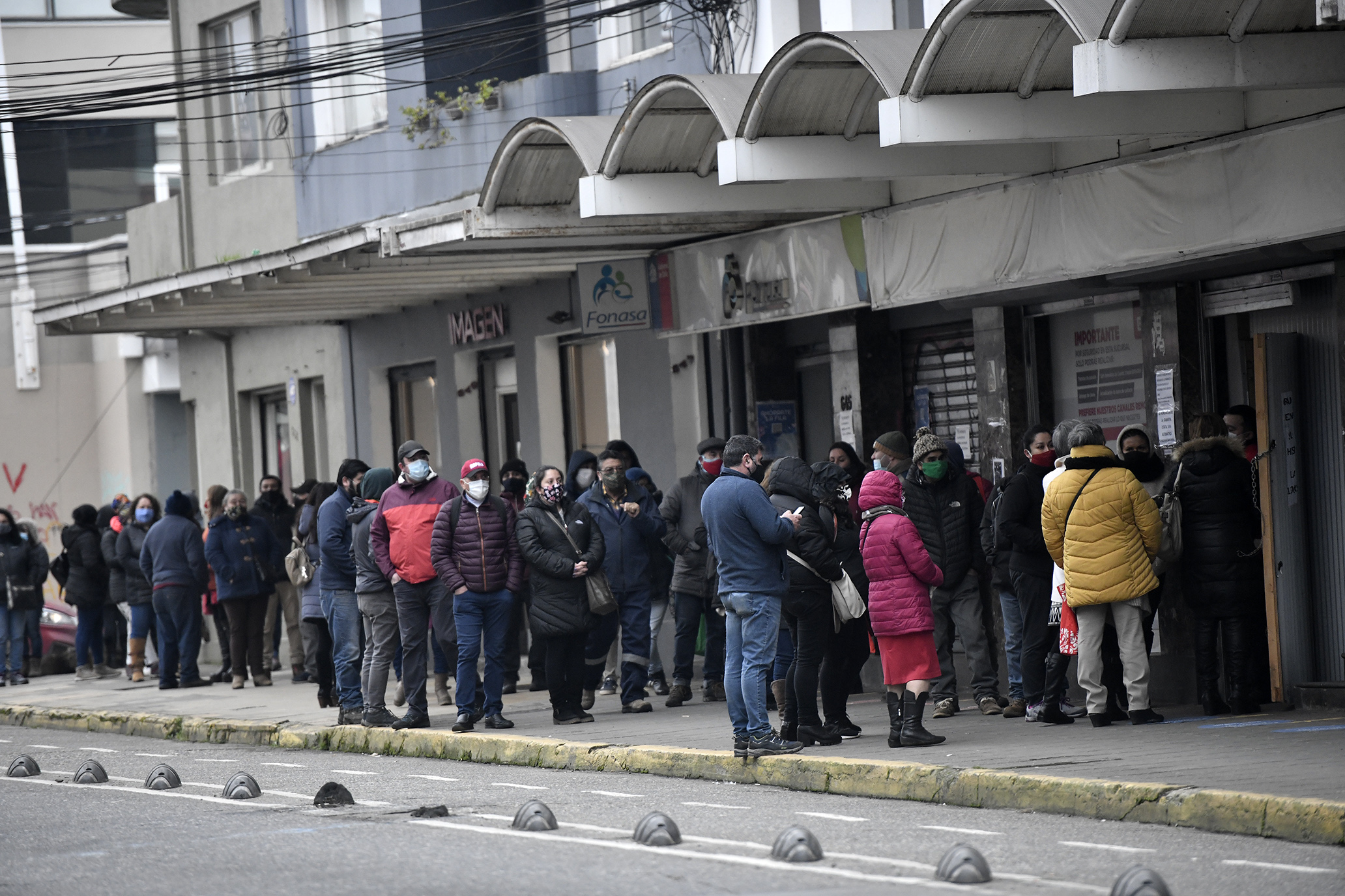 Filas en las afueras de las sucursales de las AFP. Foto referencial.