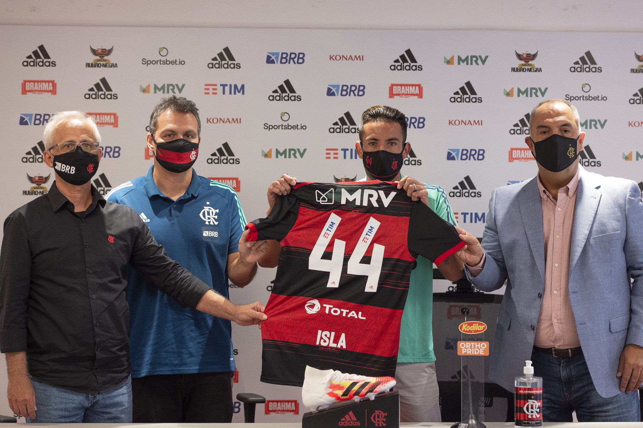 Flamengo anuncia o lateral-direito Mauricio Isla, novo camisa 44 - Lance!