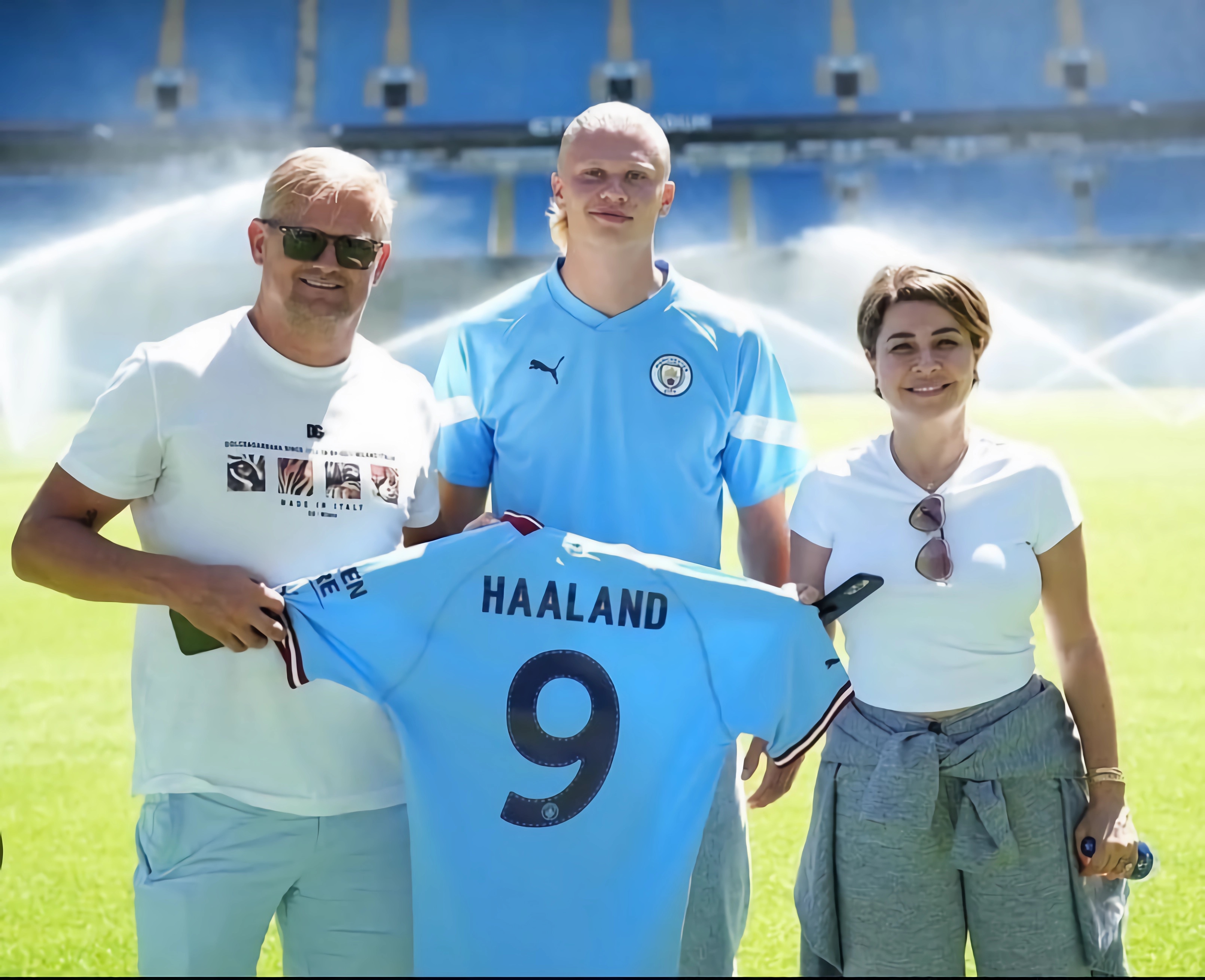 El padre de Haaland, el jugador y Rafaela Pimenta en la presentación del artillero en el Manchester City.