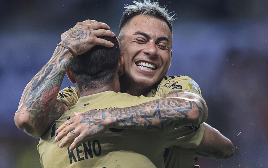 Eduardo Vargas festeja junto a Keno.