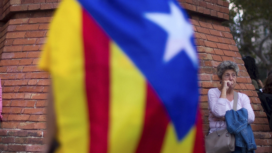 Ciudadanos escuchando el discurso del presidente de la Generalitat Carles Puigdemont en la calle cerca del Parlamento de Cataluña