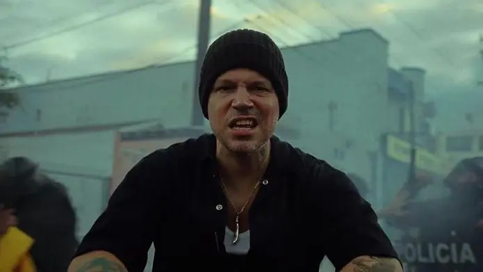 Residente en el video clip de su nuevo sencillo This is not America.