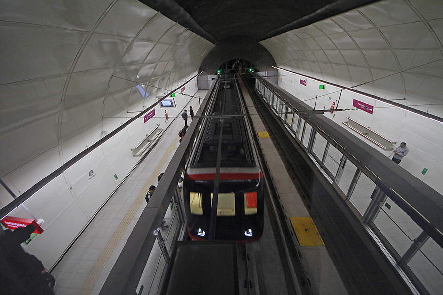 Pasajeros comienzan a llegar a estacion Cerrillos de nueva linea 6 del metro