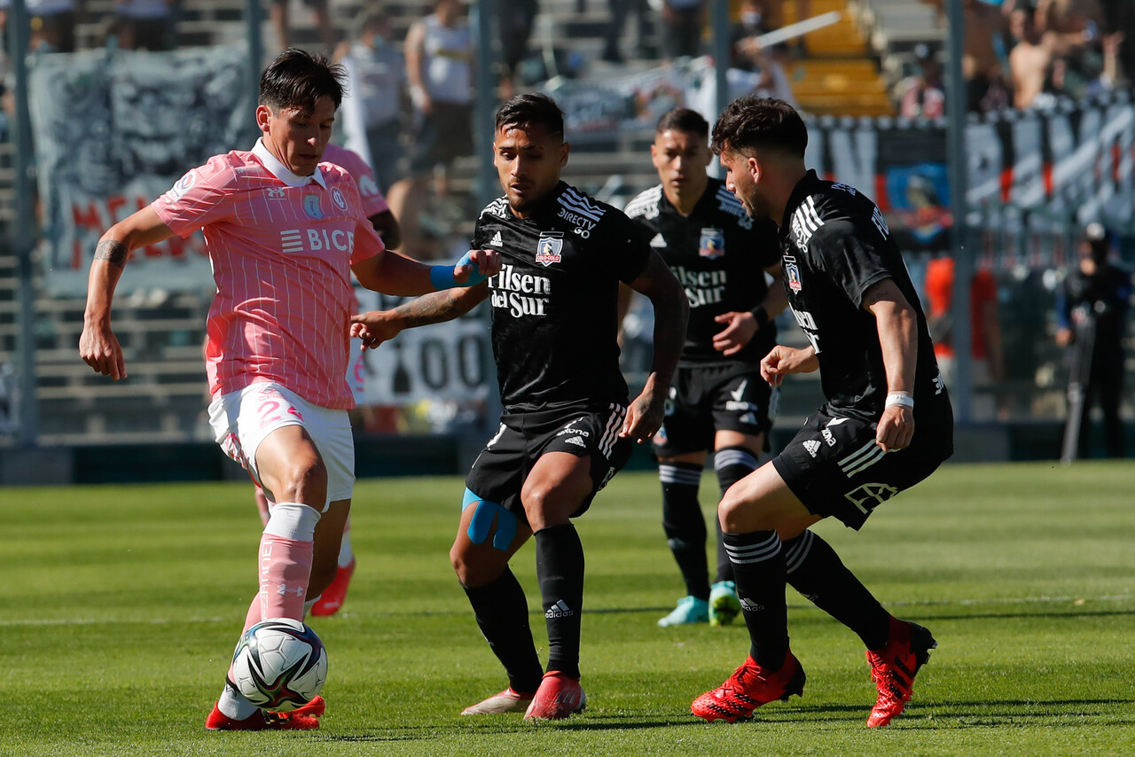 Colo Colo enfrenta a Universidad Católica. Sigue minuto a minuto este partido.