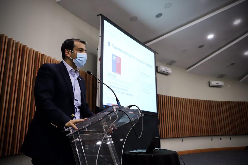 El ministro Rodrigo Delgado se reunió con alcaldes de La Araucanía en Temuco.