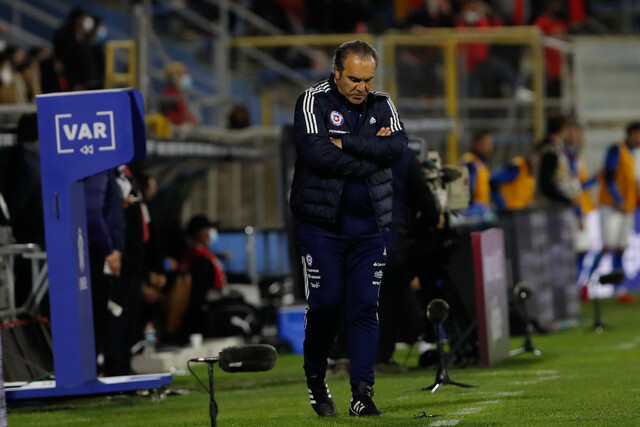 Martín Lasarte resignado en el partido contra Paraguay